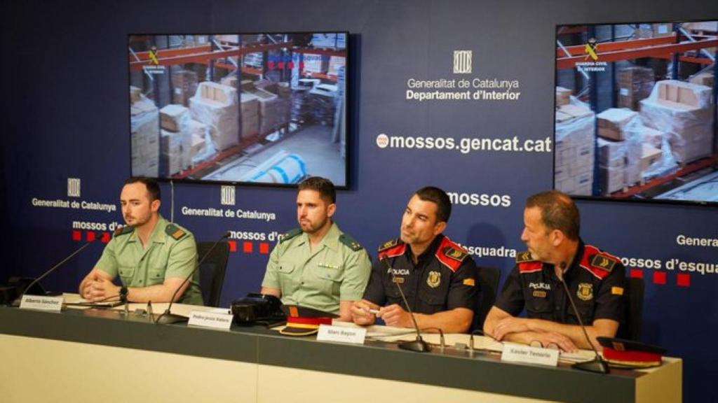 D'esquerra a dreta: el sergent Alberto Sánchez i el capità Pedro Jesús Valero de la Guardia Civil, juntament amb el sotsinspector Marc Bayon i el sergent Xavier Tenorio, de la Divisió d'Investigació Criminal de Tarragona