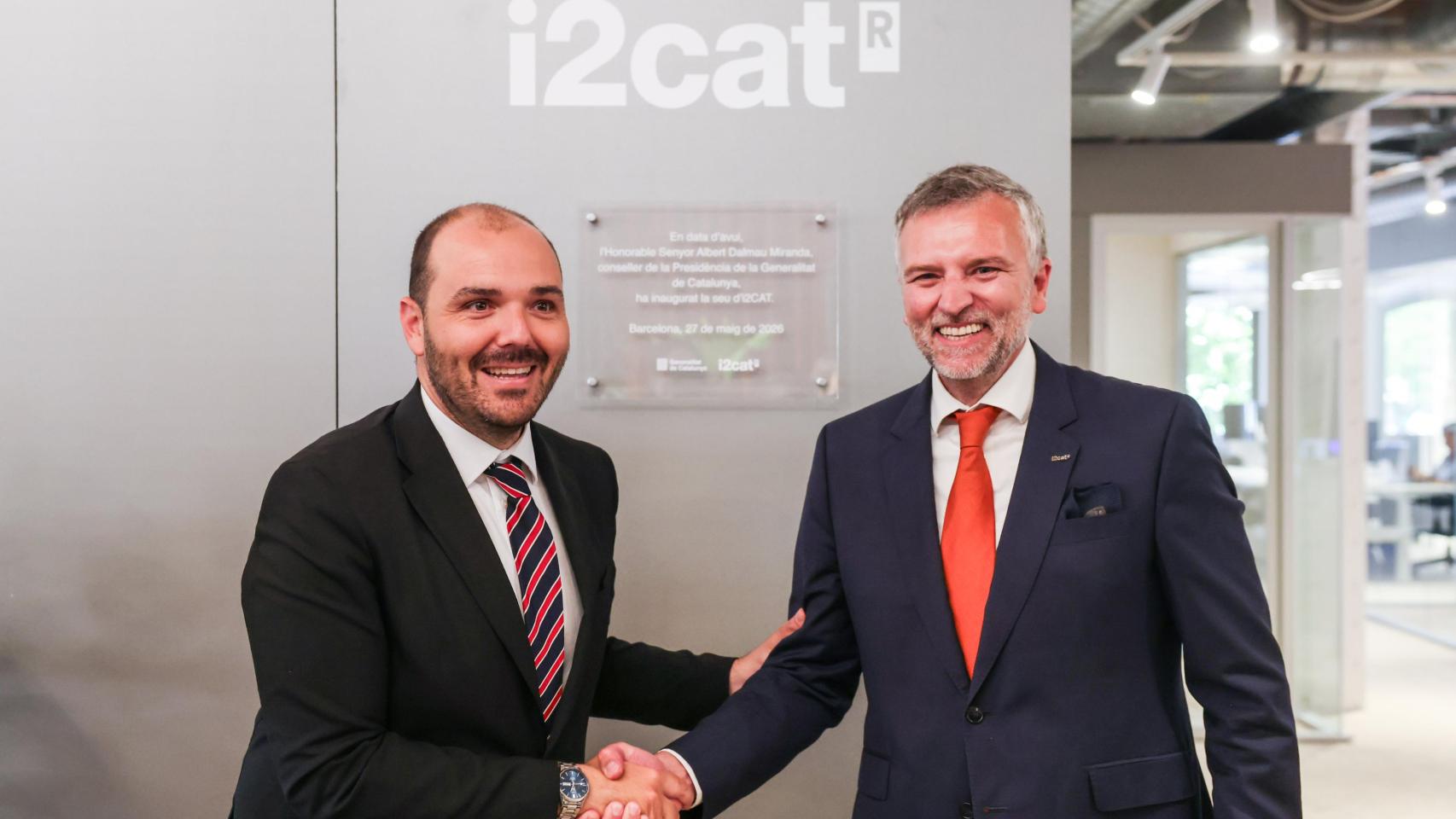 Albert Dalmau, 'conseller' de Presidencia de la Generalitat de Cataluña, con el director del i2cat, Sergi Figuerola, en la inauguración de la nueva sede en el Pier01