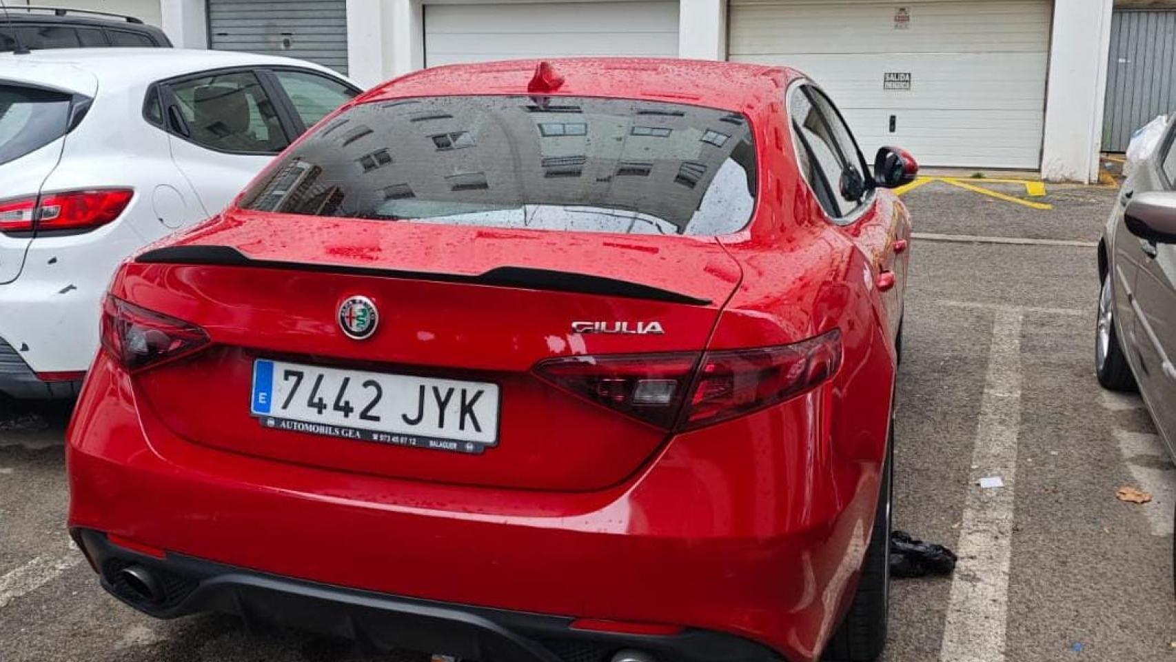 Una foto del Alfa Romeo robado para la huida en el Turó Park de Barcelona