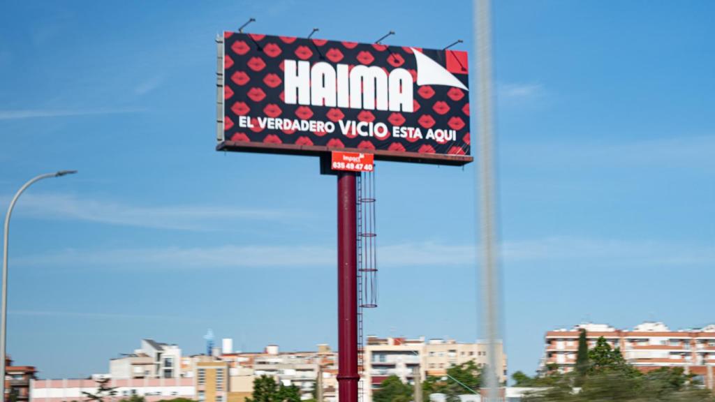 Una  valla publicitaria del prostíbulo Haima en la que hacen referencia a Vicio