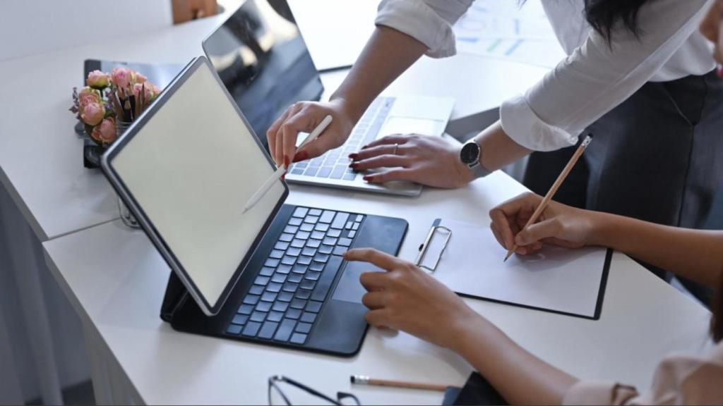 Oficina con documentos y un portátil