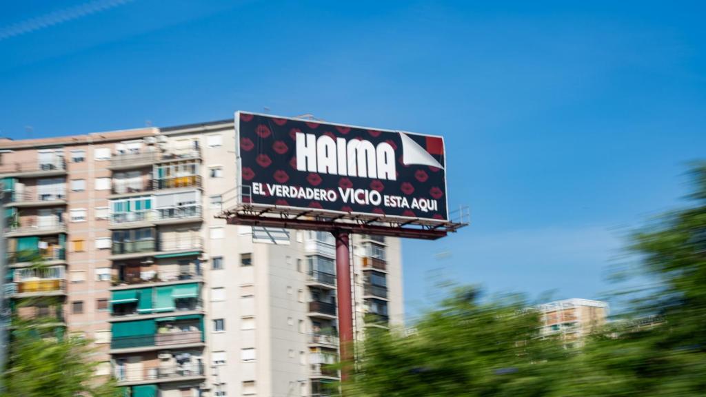 Una tanca publicitària de Haima a Badalona