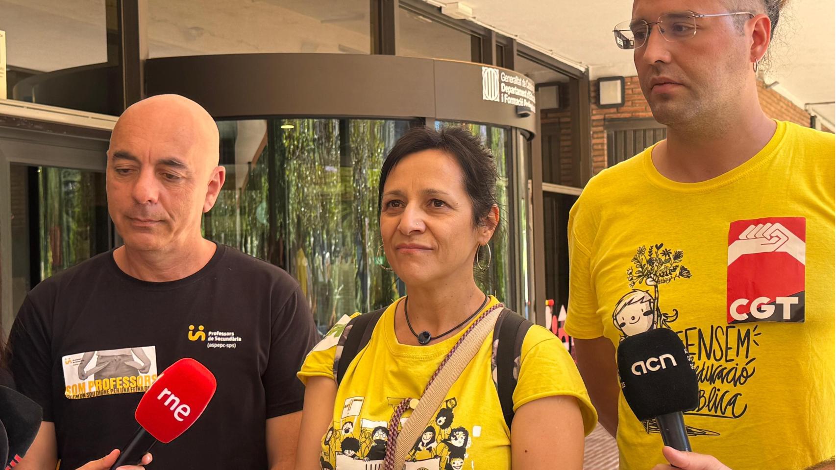 Los representantes de los sindicatos en huelga, antes de entrar a la reunión en la 'conselleria' de Educación de la Generalitat de Cataluña