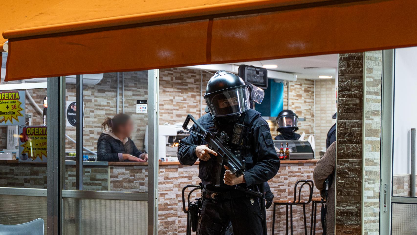 Agente de la Brigada Móvil de los Mossos d'Esquadra en un dipositivo en La Mina