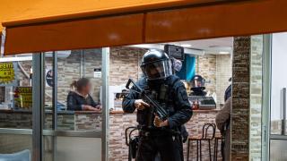 Agente de la Brigada Móvil de los Mossos d'Esquadra en un dipositivo en La Mina