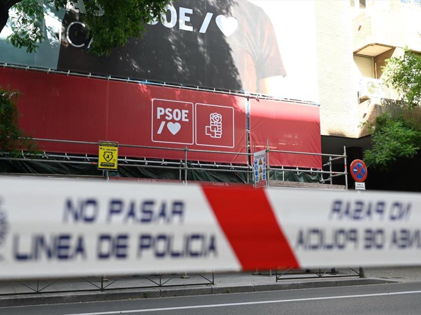 Seu nacional del PSOE a Ferraz, el 27 de maig de 2026, a Madrid, durant els registres de la UCO a la recerca d'indicis sobre finançament il·legal del partit