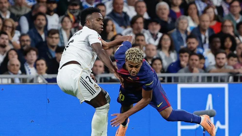 Lamine Yamal regatea a Vinicius Jr en un clásico