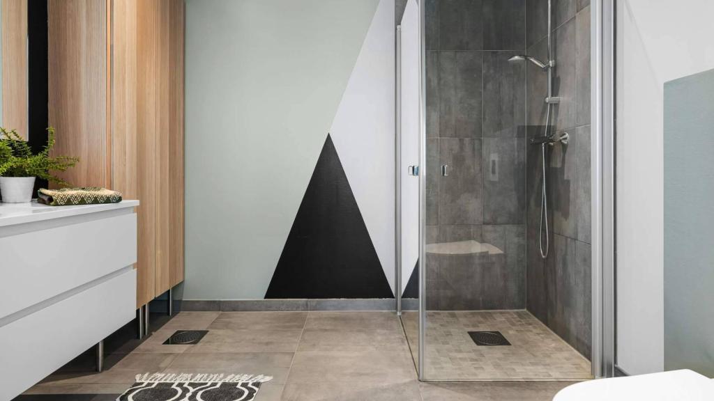 Zona de ducha en un baño reformado