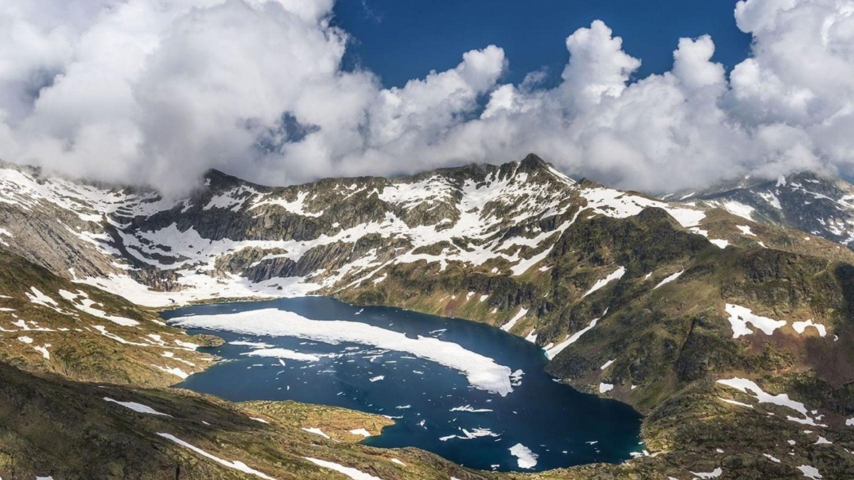 Lago glaciar del Parque Natural del Alt Pirineu
