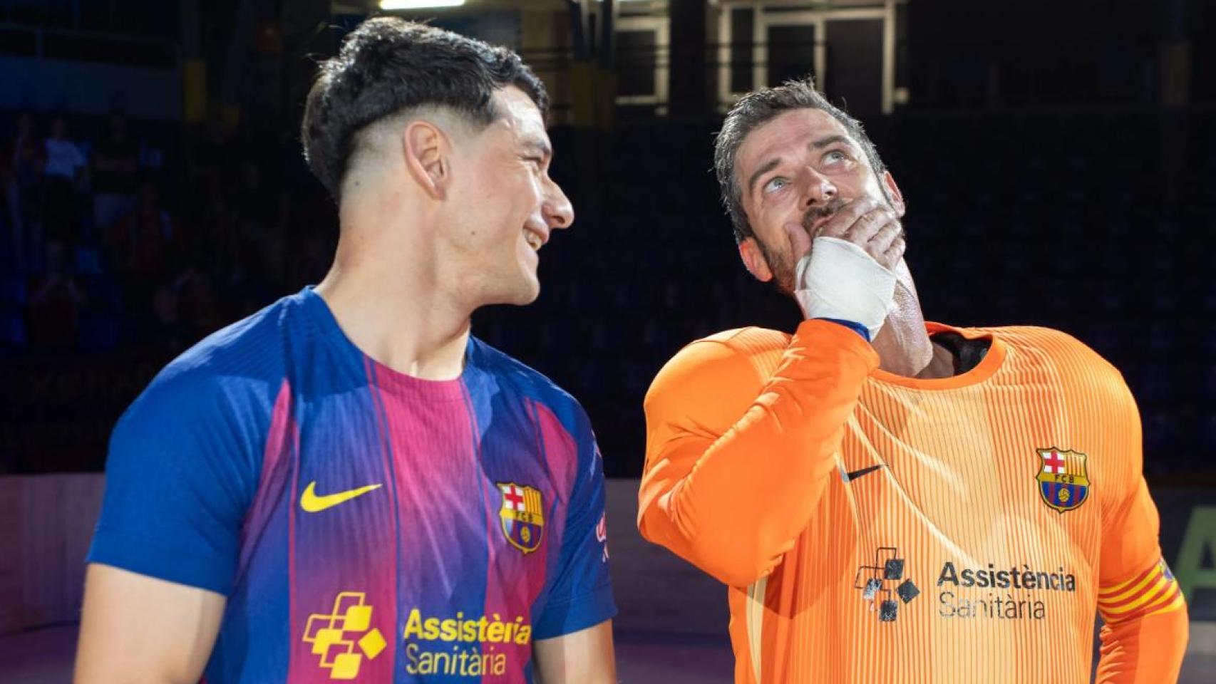 Pablo Álvarez y Sergi Fernández, en el acto de despedida del Barça de hockey