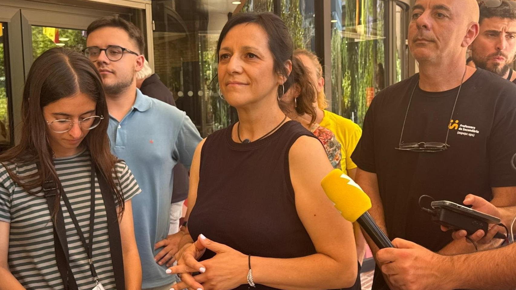 Los representantes de los sindicatos educativos en huelga en Cataluña, antes de su reunión de este jueves en la 'conselleria' de Educación