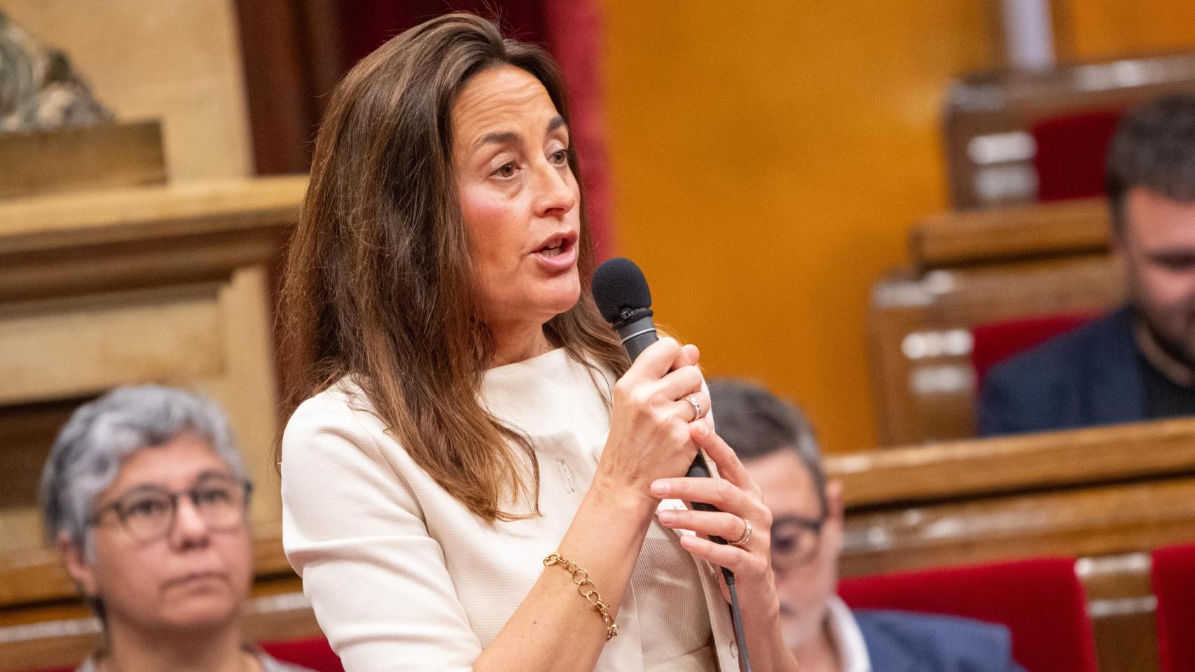  La consellera de Educación de la Generalitat, Esther Niubó, interviene durante una sesión de control al Govern, en el Parlament de Catalunya, a 20 de mayo de 2026