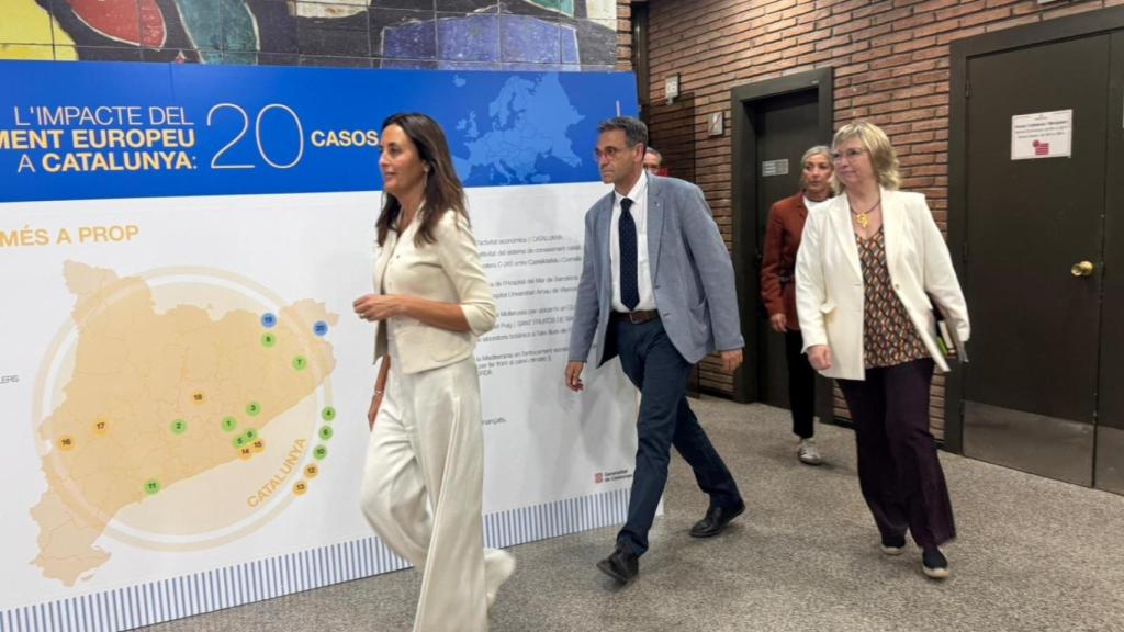 La 'consellera' Esther Niubó y los secretarios Ignasi Giménez y Teresa Sambola, antes de entrar en la reunión con los sindicatos en huelga encerrados en la Consejería de Educación de la Generalitat de Cataluña