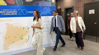 La 'consellera' Esther Niubó y los secretarios Ignasi Giménez y Teresa Sambola, antes de entrar en la reunión con los sindicatos en huelga encerrados en la Consejería de Educación de la Generalitat de Cataluña