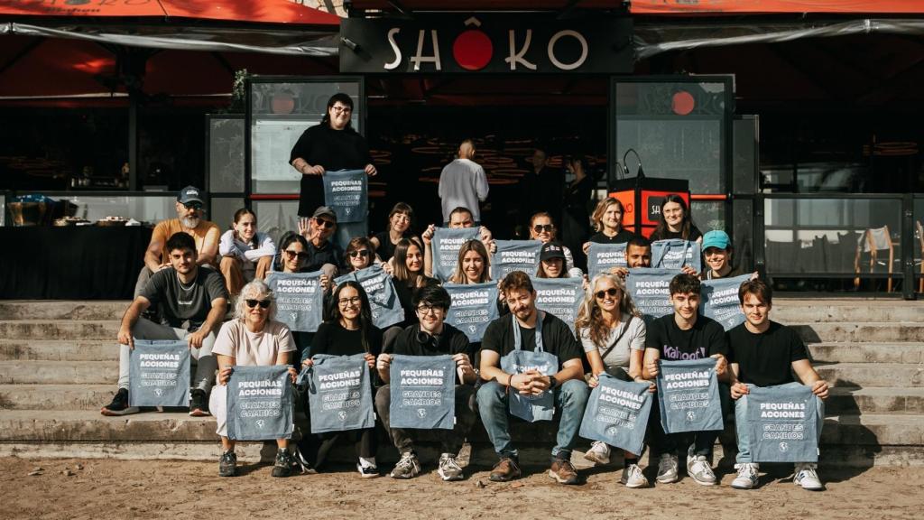 Imatge de voluntaris que van col·laborar amb Shôko en la recollida de residus a la platja de Somorrostro