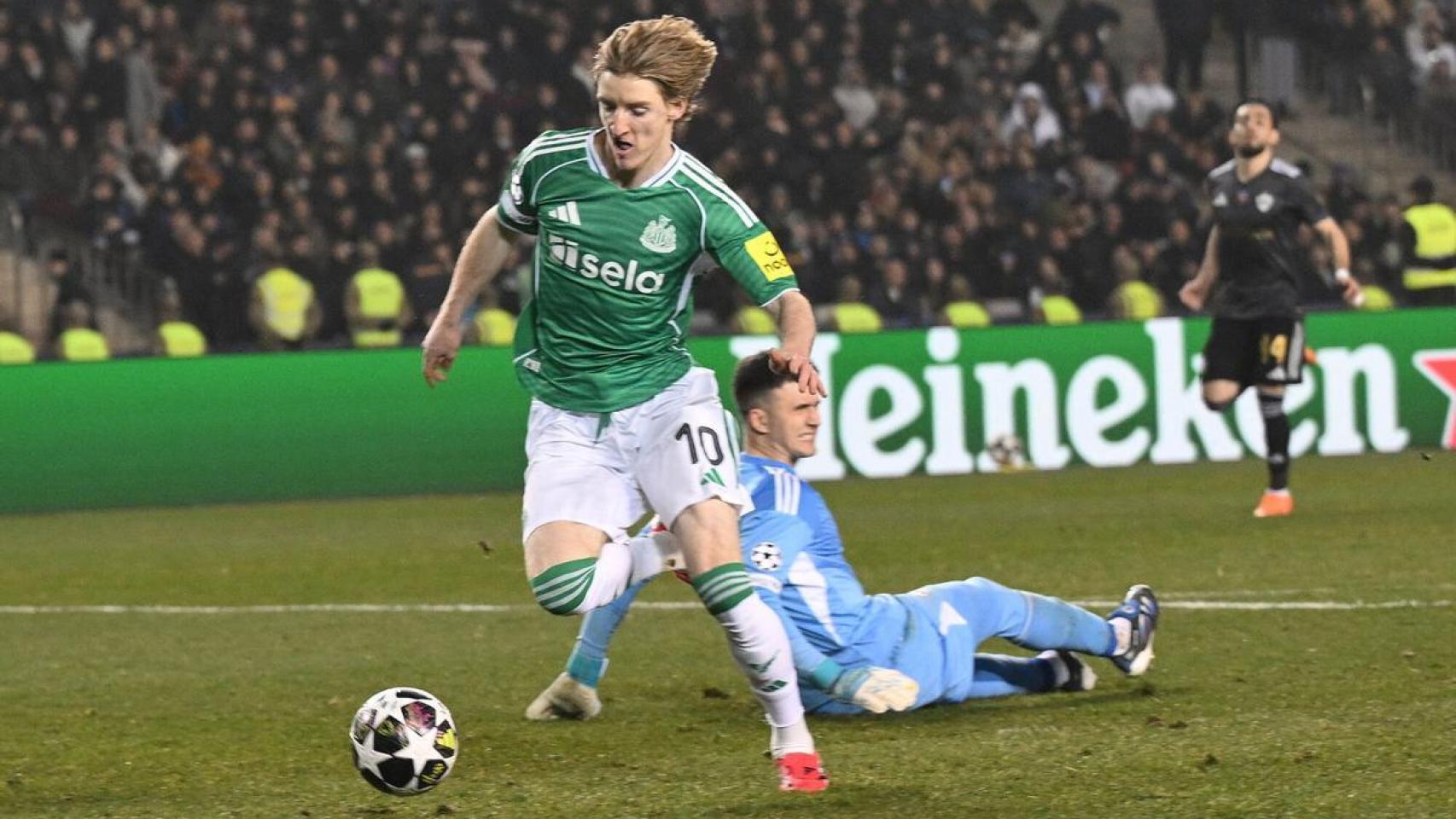 Anthony Gordon marca un gol con el Newcastle