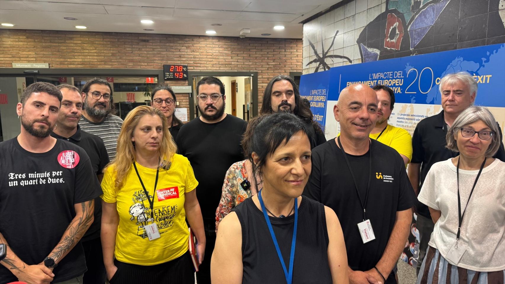 Los representantes sindicales de Ustec, Iolanda Segura, y de Aspepc, Ignasi Fernández, durante el encierro en el departamento de Educación la noche del 28 de mayo de 2026