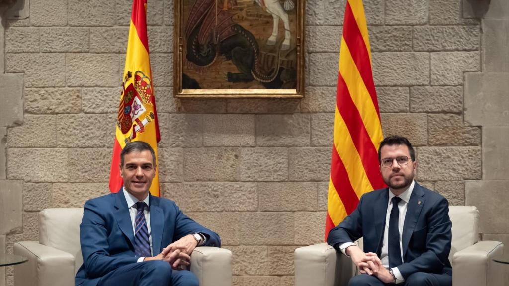 El president del Govern, Pedro Sánchez (i), i l'expresident de la Generalitat Pere Aragonès (d) durant una reunió al Palau de la Generalitat, a 24 de juliol de 2024