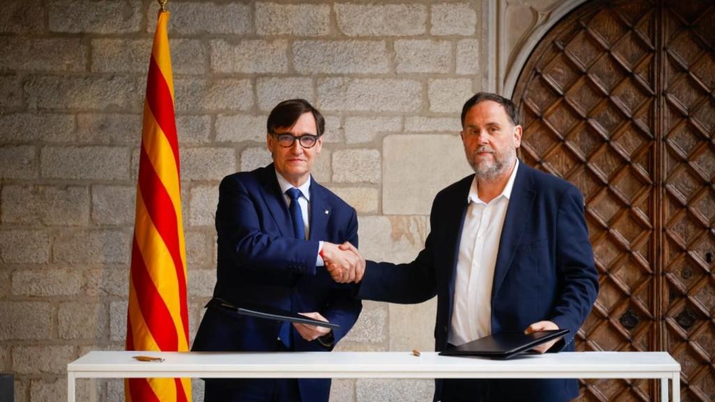 El president de la Generalitat, Salvador Illa, i el president d'ERC, Oriol Junqueras, signen l'acord de pressupostos de la Generalitat per al 2026