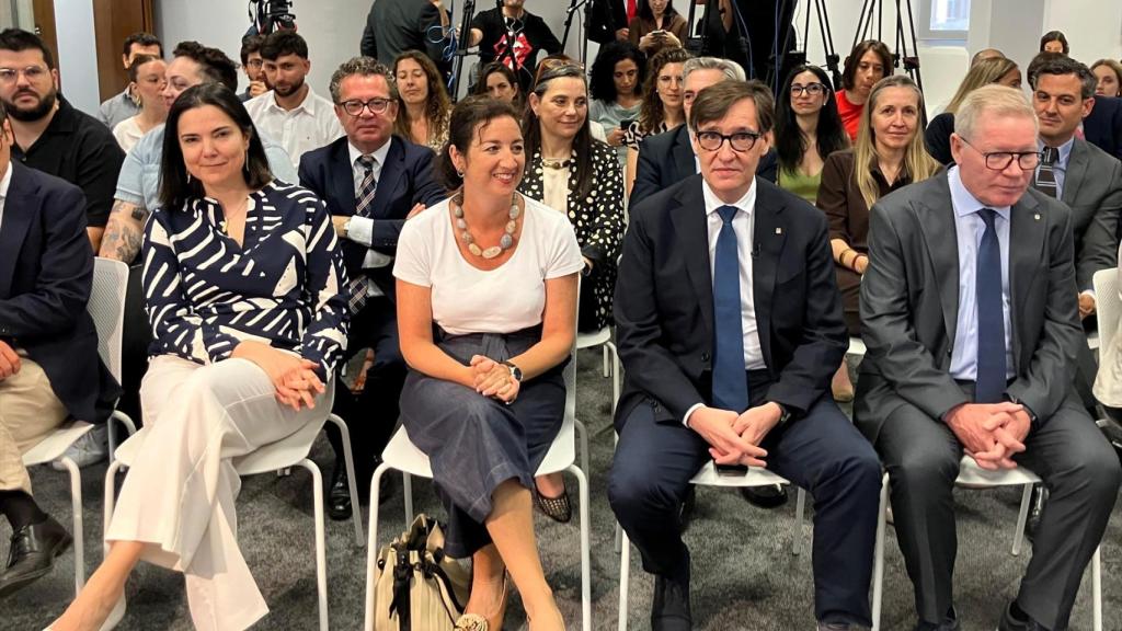 La consejera delegada de ICF, Vanessa Servera; la consellera de Economía, Alicia Romero; el presidente de la Generalitat, Salvador Illa, y el presidente del ICF, Juli Fernández