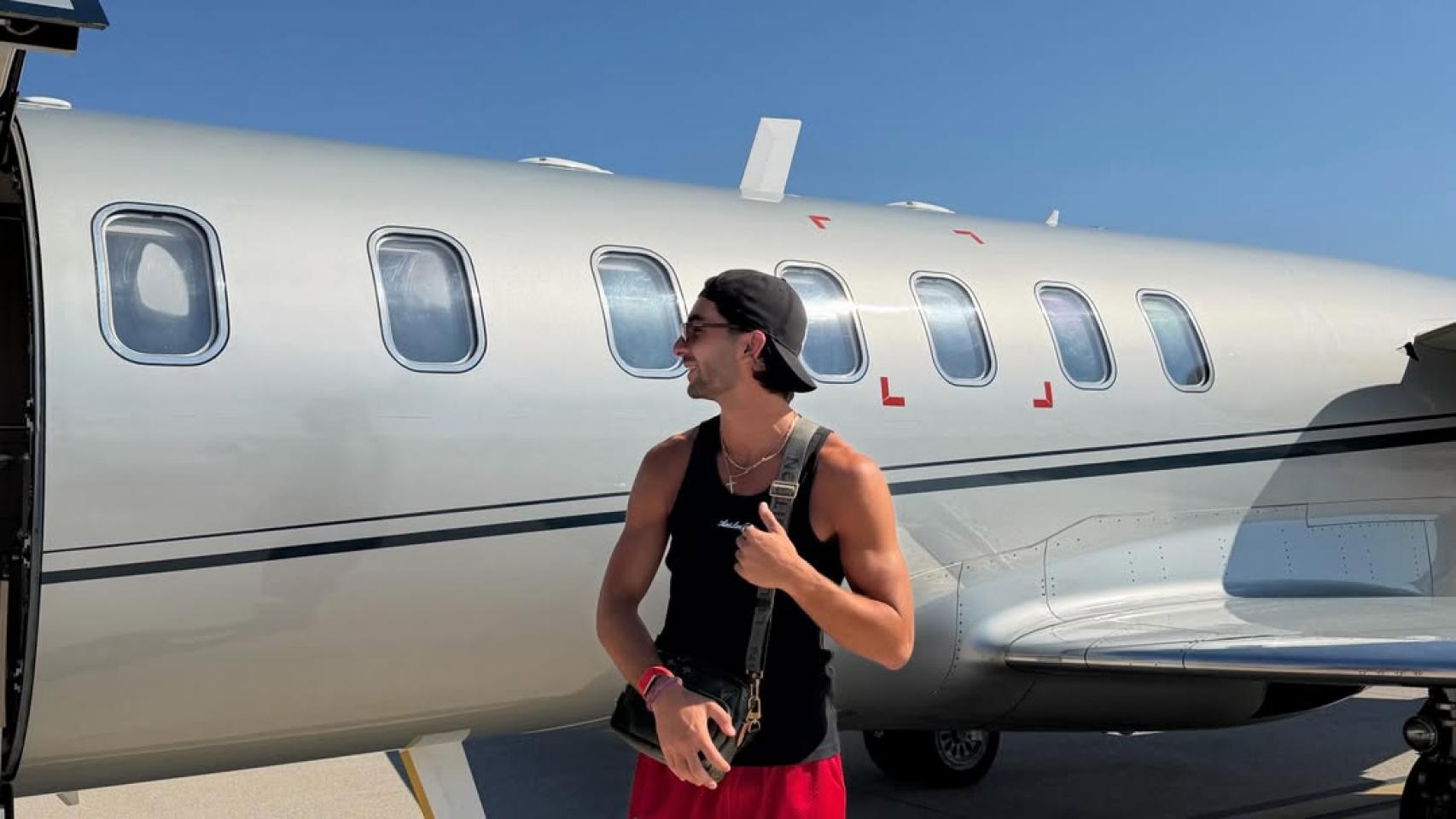 Ferran Torres aterriza en Ibiza en jet privado