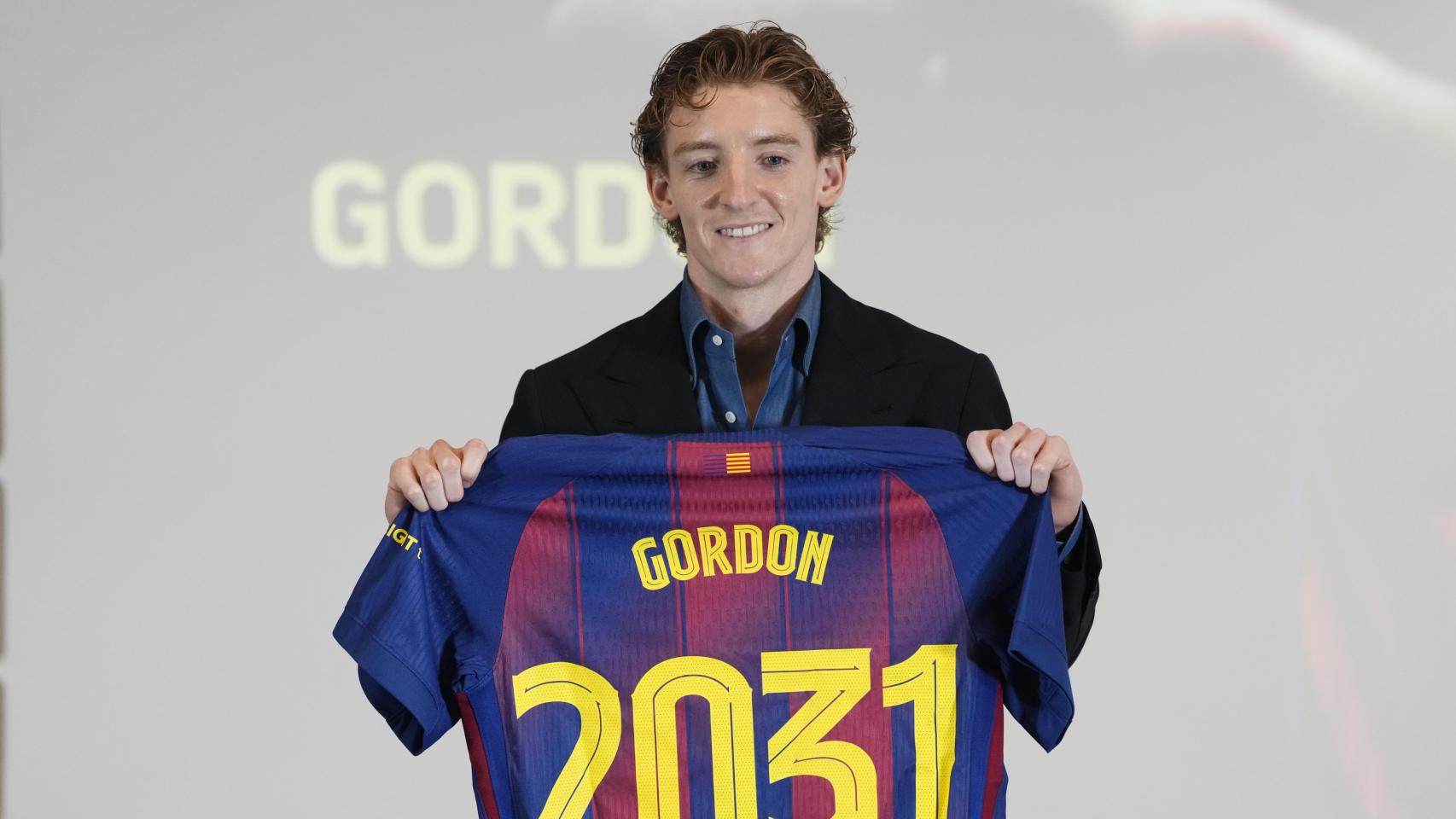 Anthony Gordon firma con el Barça hasta 2031