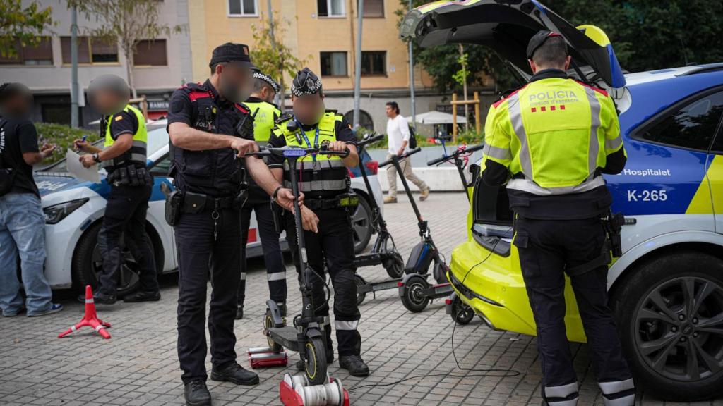 Agents dels Mossos i de la Guàrdia Urbana revisant diversos patinets en el marc del 'Pla Bastió'