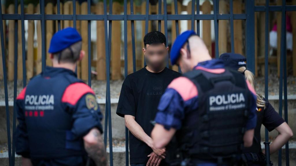 Agents de l’ARRO dels Mossos d'Esquadra identificant un jove