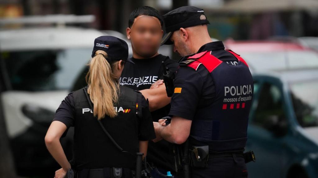 Agent de la Policia Nacional juntament amb Mossos d'Esquadra durant una identificació