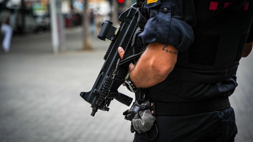 Imatge detall de l’arma d’un agent de l’ARRO de Mossos d'Esquadra