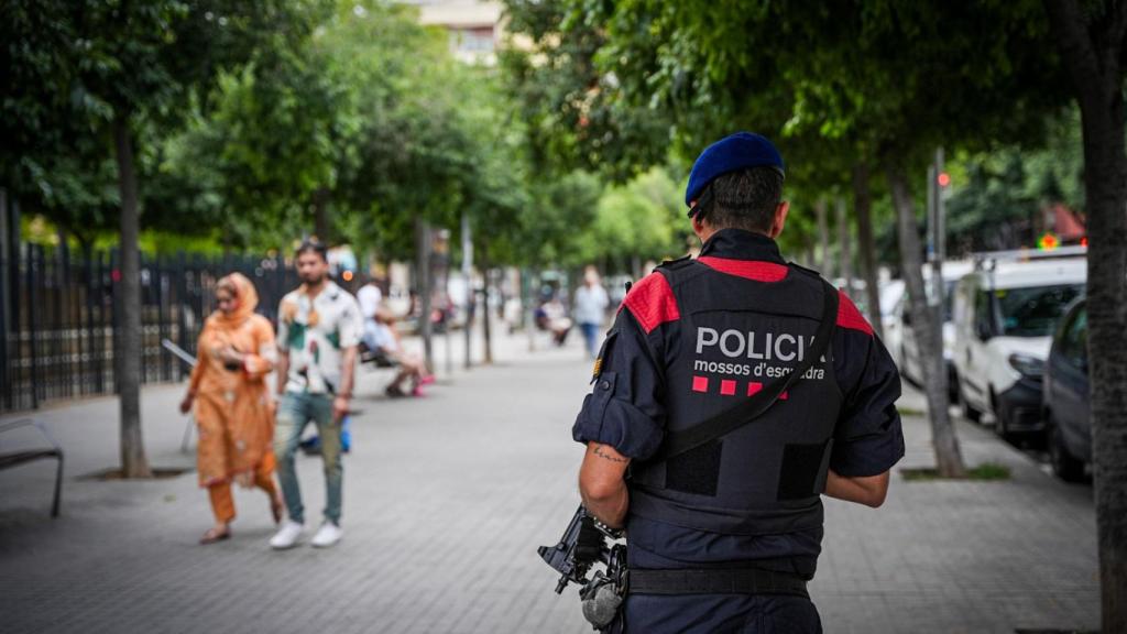 Agente de la ARRO de los Mossos d'Esquadra durante el 'Pla Bastió'