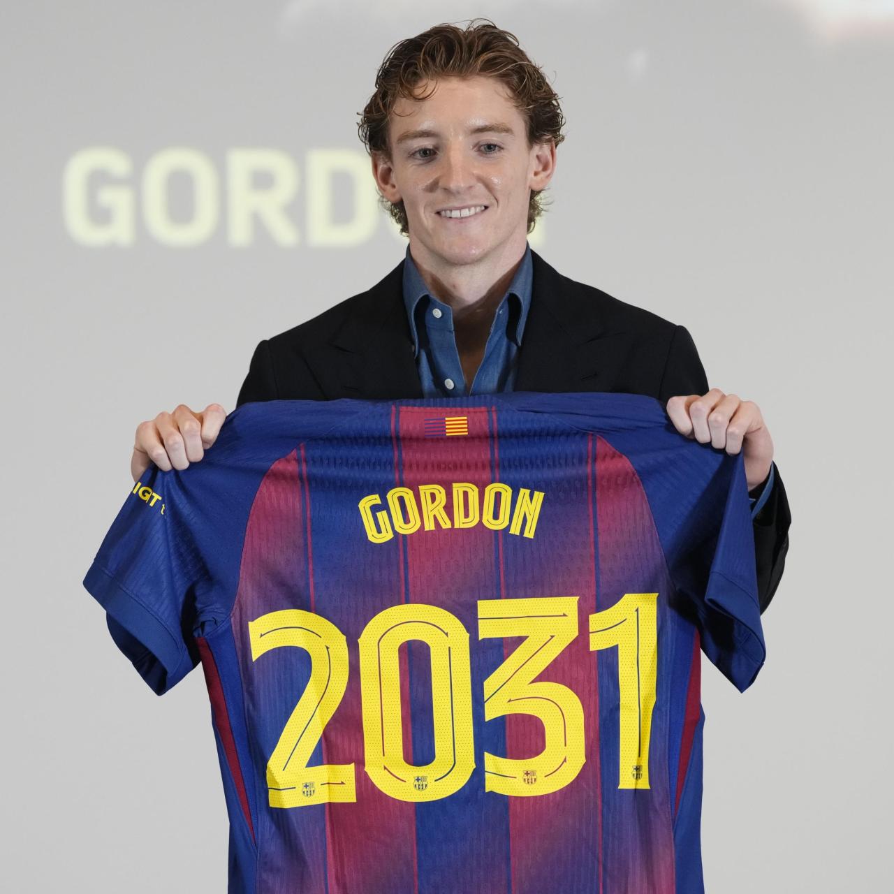 Anthony Gordon posa amb la samarreta del Barça en la seva primera roda de premsa com a jugador blaugrana