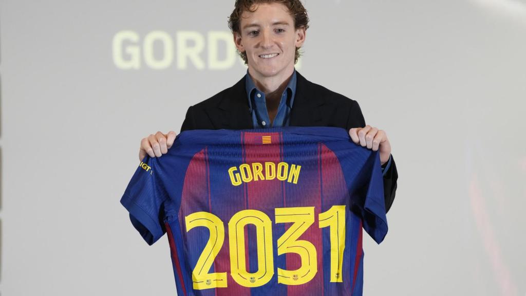 Anthony Gordon posa con la camiseta del Barça en su primera rueda de prensa como jugador azulgrana 