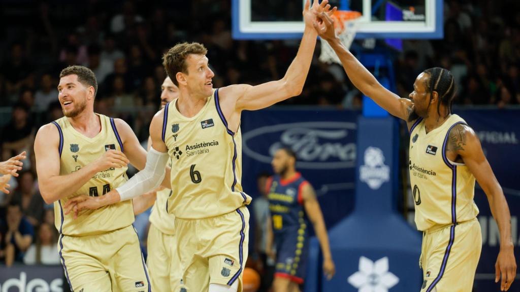Kevin Punter i Jan Vesely celebren una cistella del Barça de bàsquet contra el Morabanc Andorra