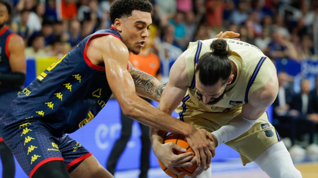 Toko Shengelia lluita per la pilota al Morabanc Andorra-Barça de bàsquet