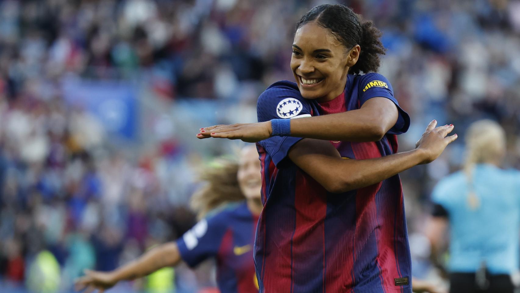 Salma Paralluelo celebra uno de sus goles en la final de la Champions League Femenina