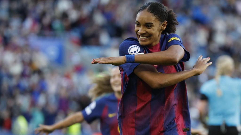 Salma Paralluelo celebra uno de sus goles en la final de la Champions League Femenina