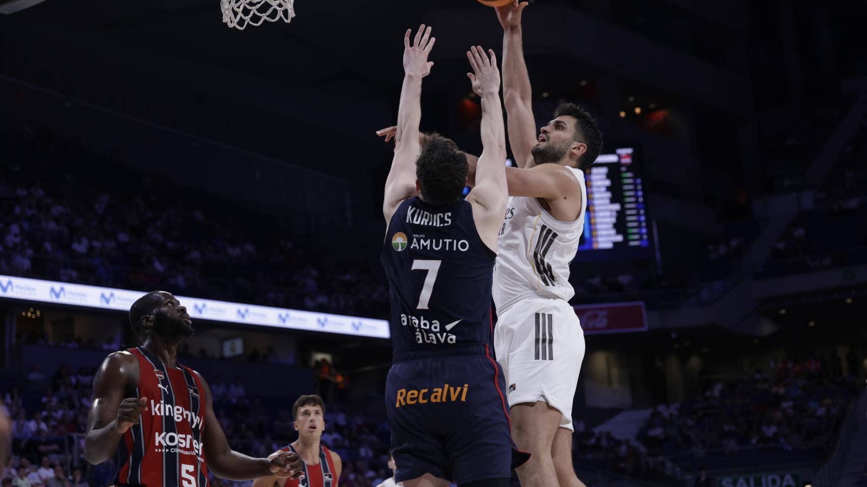 Ömer Yurtseven salta a canasta en el Real Madrid de basket-Baskonia
