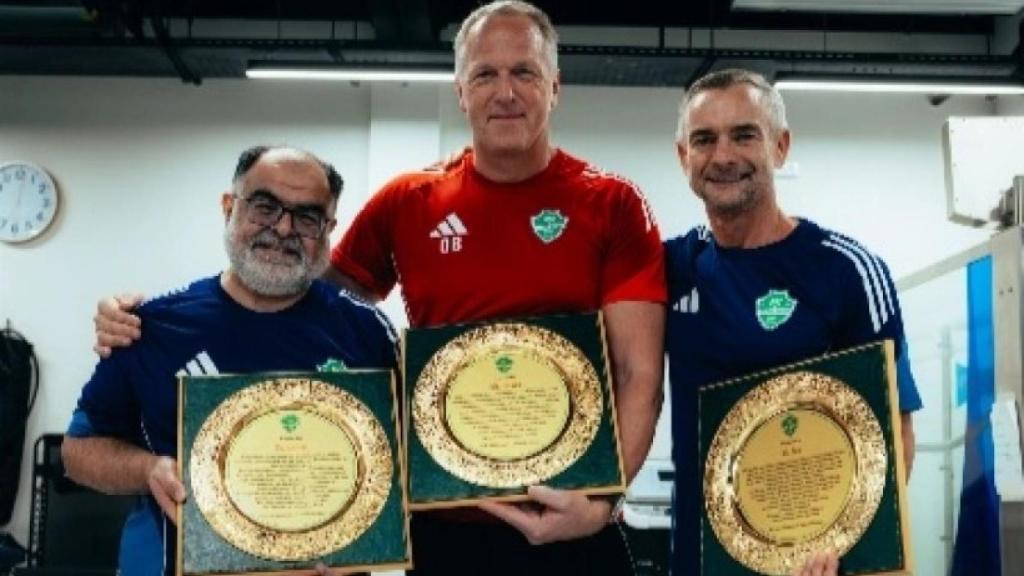 Oliver Bartlett (centre), durant la seva etapa a l'Al-Ahli d'Aràbia Saudita