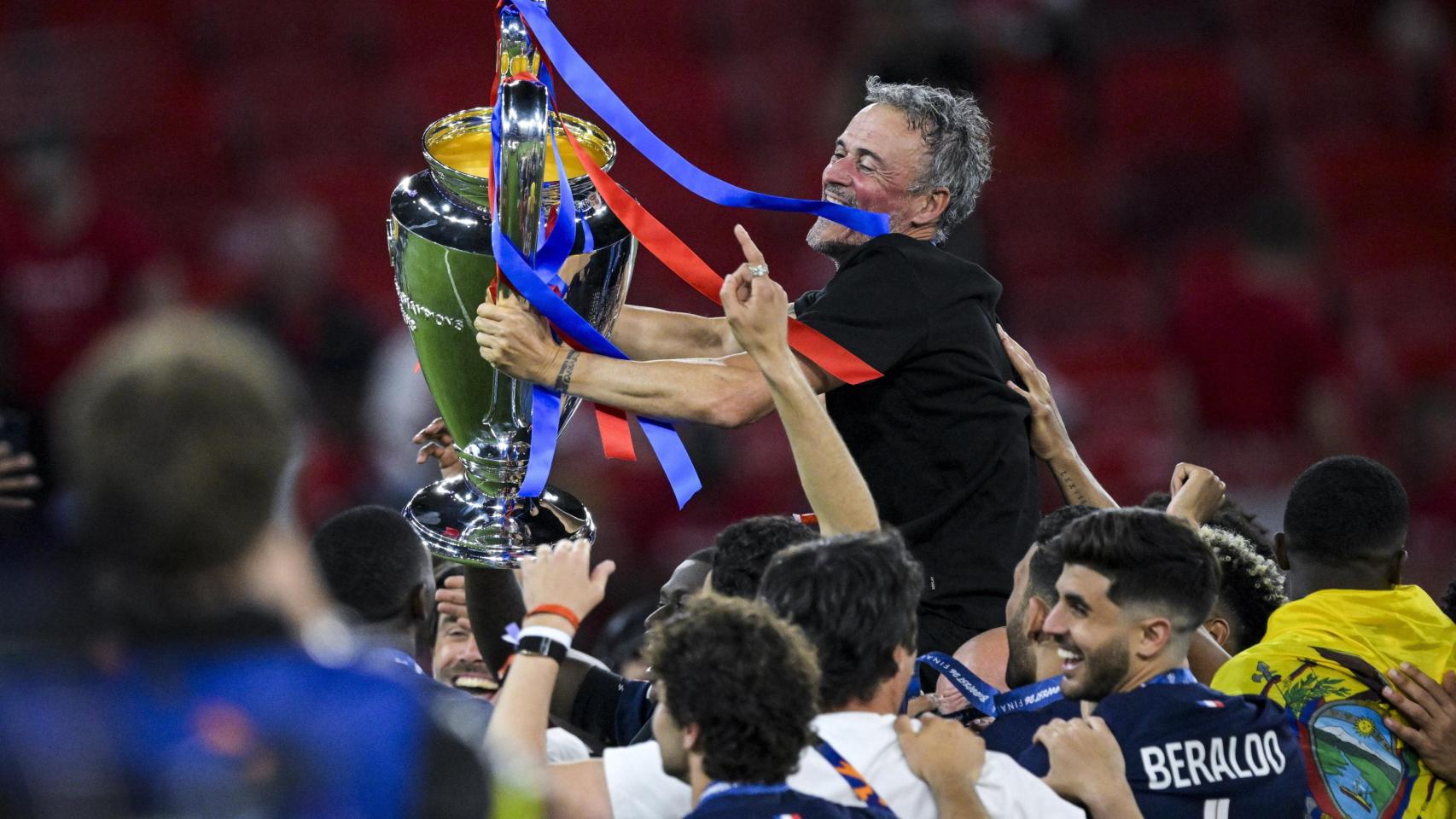 Luis Enrique levanta eufórico el trofeo de la Champions League con el PSG