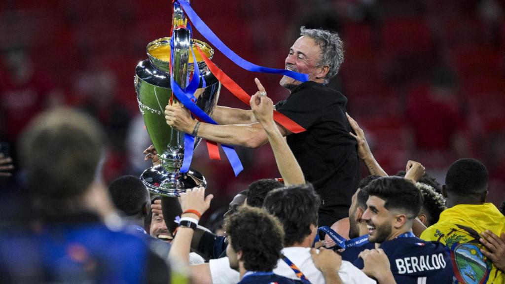 Luis Enrique levanta eufórico el trofeo de la Champions League con el PSG