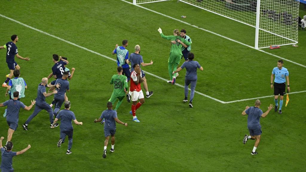 Els jugadors del PSG corren a abraçar Matvéi Safónov després de la tanda de penals a la final de la Champions