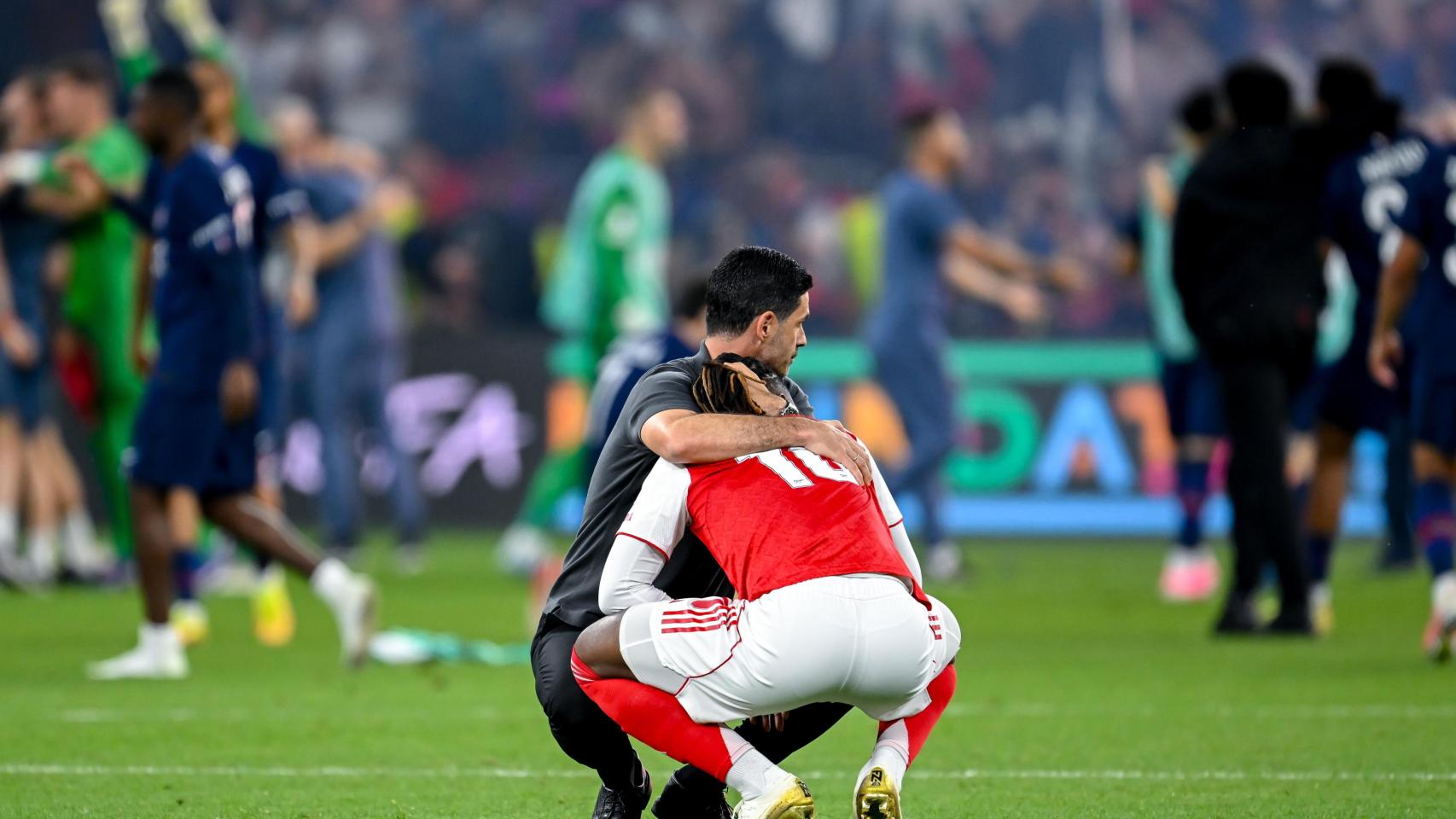 Mikel Arteta consuela a Eberechi Eze tras perder la final de la Champions League contra el PSG