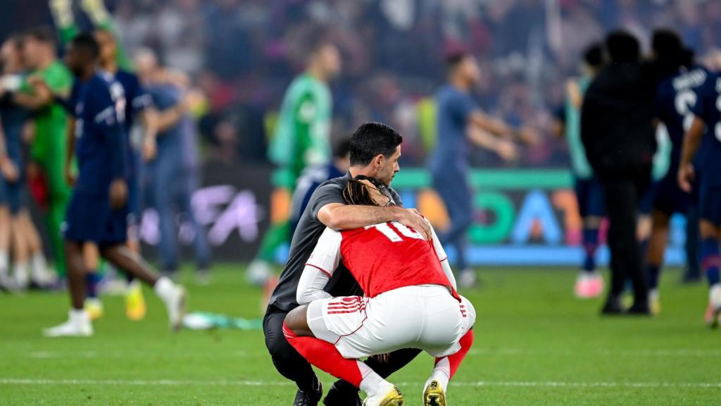 Mikel Arteta consuela a Eberechi Eze tras perder la final de la Champions League contra el PSG