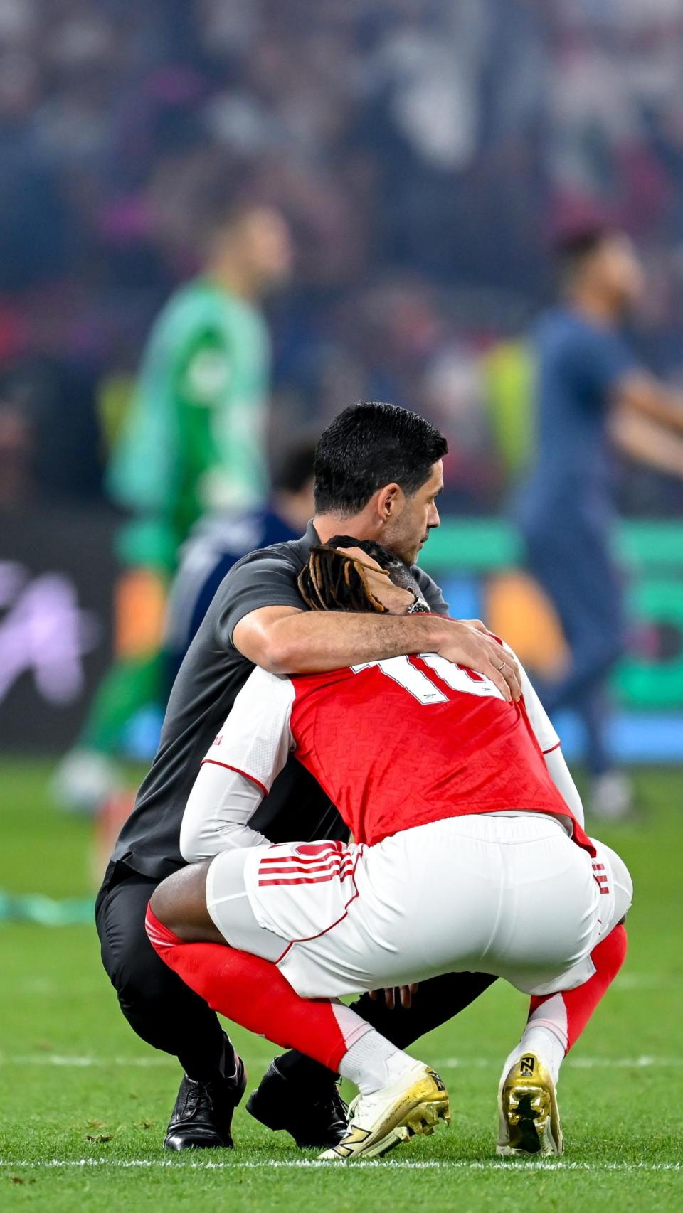 Mikel Arteta consola Eberechi Eze després de perdre la final de la Champions League contra el PSG