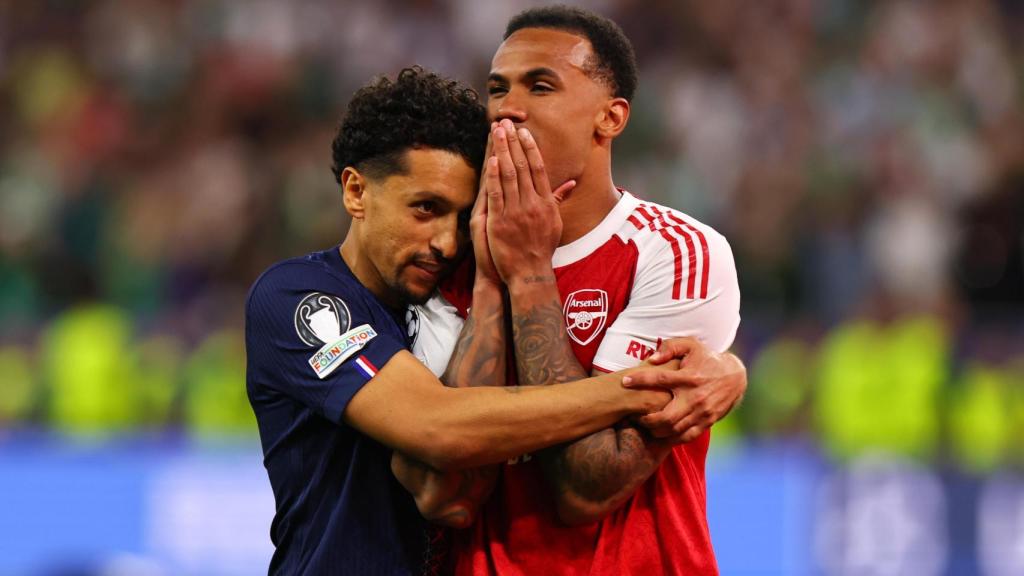 Marquinhos consola Gabriel Magalhaes després de fallar el seu penal a la final de la Champions
