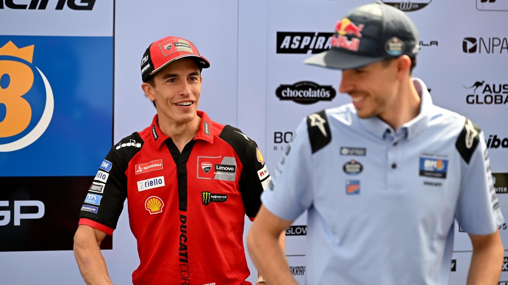 Marc Márquez (al fondo) junto a su hermano Álex, en una de las últimas pruebas del Mundial de MotoGP / EP