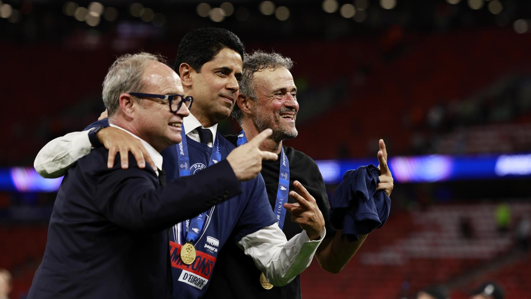 Luis Campos, Al-Khelaifi y Luis Enrique celebran la segunda Champions League consecutiva