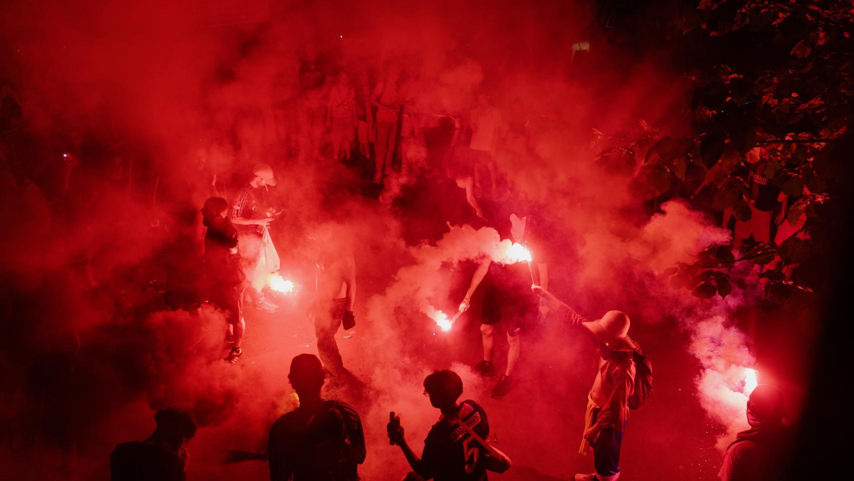 Aficionados del PSG encienden bengalas en París tras revalidar el título de la Champions League