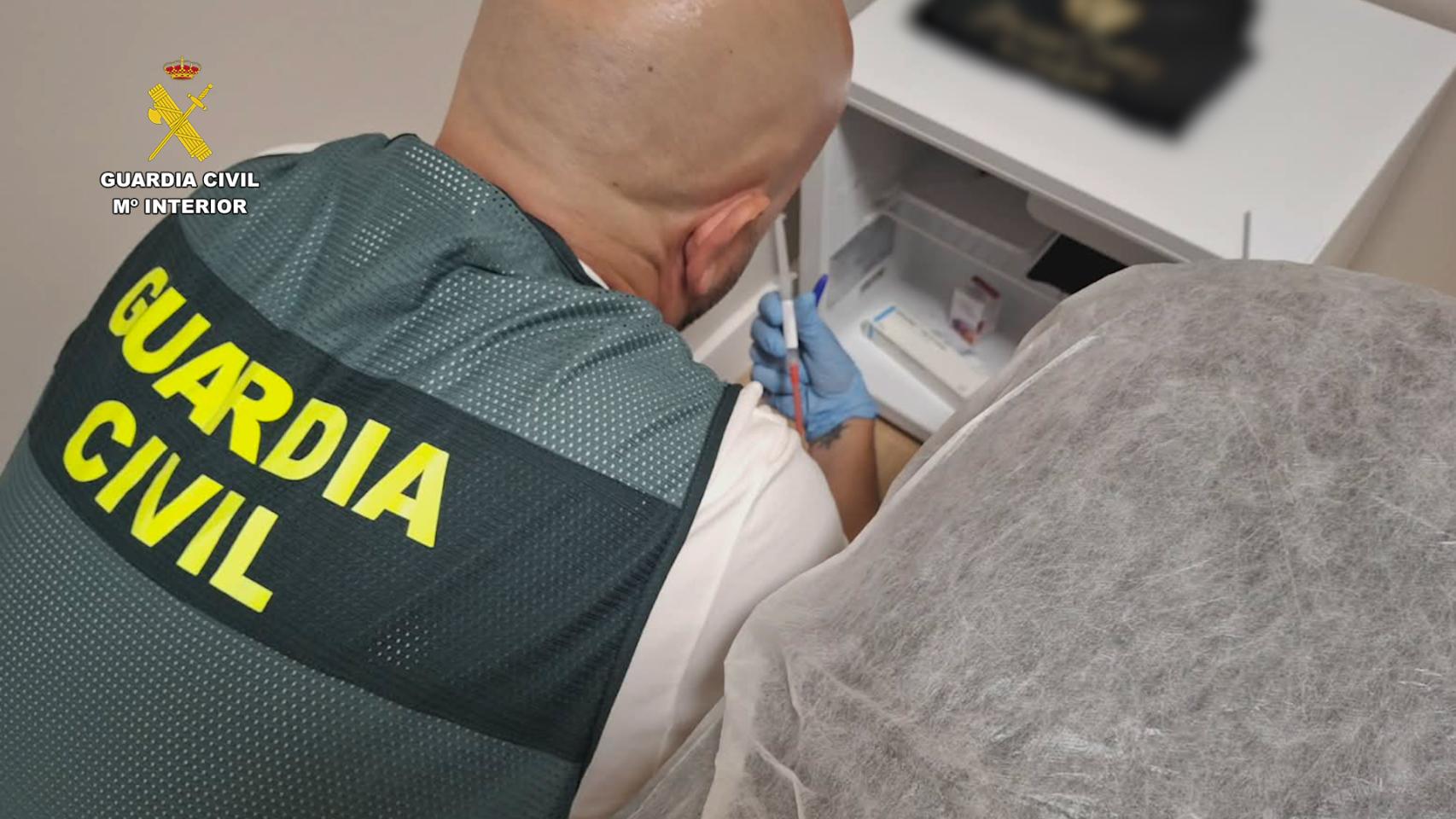 Un agente de la Guardia Civil revisa las muestras intervenidas
